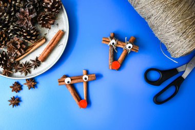 Noel süsü yapmanın en güzel manzarası. Tarçın çubuklarından geyik. Çocuk sanat projesi, çocuklar için bir zanaat. Diy konsepti. Adım adım 4. Doğal Noel süslemeleri