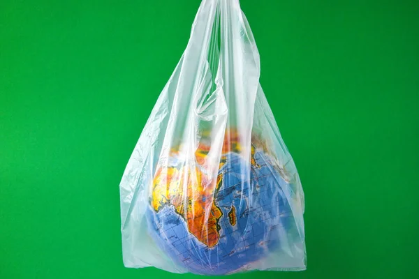 Bola Forma Globo Está Una Bolsa Plástico Concepto Contaminación Plástica —  Fotos de Stock