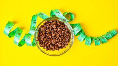 Çikolatalı mısır gevreğiyle kase. Yeşil bant, sağlıklı beslenme, diyet, hızlı kahvaltı.