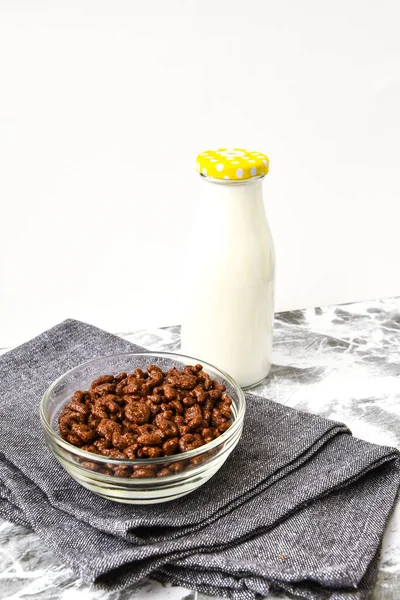 Schüssel Mit Schnellem Frühstück Mit Schokolade Cornflakes Und Einer Flasche — Stockfoto