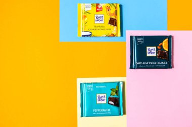 Zhytomyr, Ukrayna - 2 Haziran 2020: Çikolata Ritter Spor Gofreti. Alman çikolatasının 56 farklı tadı var. Ritter Spor Çikolatası Alfred Ritter GmbH Co yapımı.