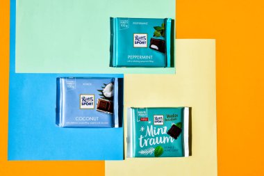 Zhytomyr, Ukrayna - 2 Haziran 2020: Çikolata Ritter Spor Gofreti. Alman çikolatasının 56 farklı tadı var. Ritter Spor Çikolatası Alfred Ritter GmbH Co yapımı.