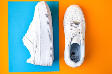 Zhytomyr, Ukrayna - 1 Haziran 2020: Nike Air Force 1 Sage beyaz spor ayakkabısı. Resimli editör fotoğrafı. Spor ayakkabıları.