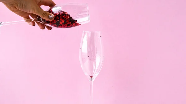 Confettis Rouges Tombent Dans Verre Champagne Sur Fond Rose Espace — Photo