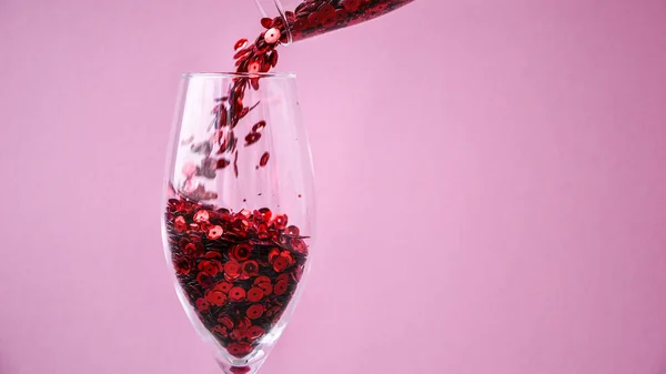 Banner Rosso Coriandoli Cadere Bicchiere Champagne Sfondo Rosa Copiare Spazio — Foto Stock