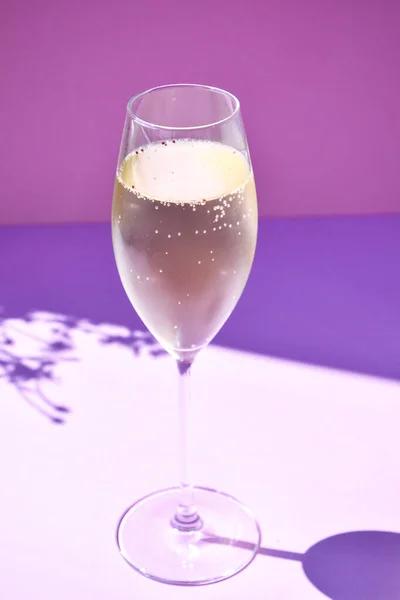 Champagnerglas Auf Farblich Defokussiertem Hintergrund Kopierraum Für Text Party Feier — Stockfoto