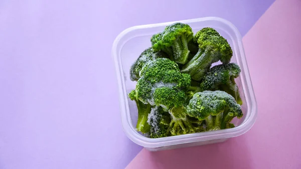 Brokkoli Einem Kunststoffbehälter Zur Langfristigen Lagerung Tiefkühlen Von Gemüse Tiefkühlkost — Stockfoto