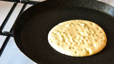 Tavada krep yanığı, mutfakta ev yapımı krep, vejetaryen krep.