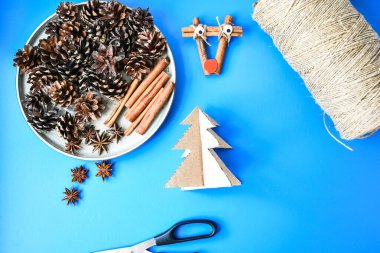 Kartondan küçük bir Noel ağacı yapmanın en güzel manzarası. Çocuk sanat projesi, çocuklar için bir zanaat. Diy konsepti. Adım adım 6. Doğal Noel süslemeleri. Sıfır atık Noel