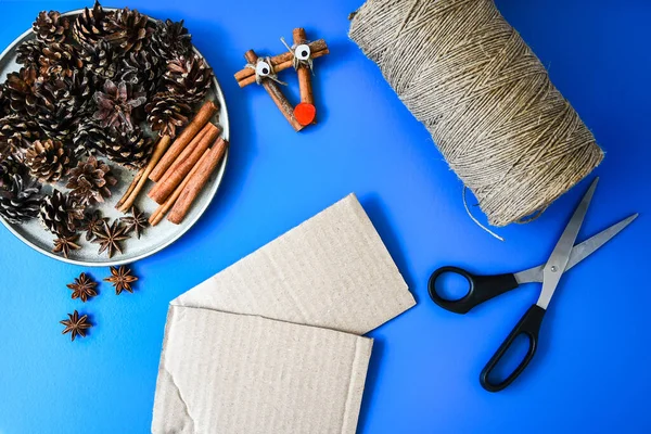 Kartondan küçük bir Noel ağacı yapmanın en güzel manzarası. Çocuk sanat projesi, çocuklar için bir zanaat. Diy konsepti. Adım adım, adım adım. Doğal Noel süslemeleri. Sıfır atık Noel