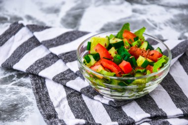 Bir kase taze salata, domates, salatalık, marul, keten tohumu, vejetaryen yemeği, sağlıklı beslenme, düşük kalori diyeti konsepti. Vejetaryen yemeği, kopyalama alanı