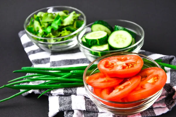 Castraveți Cruzi Tăiați Roșii Ceapă Verde Boluri Pregătiți Pentru Salată — Fotografie, imagine de stoc