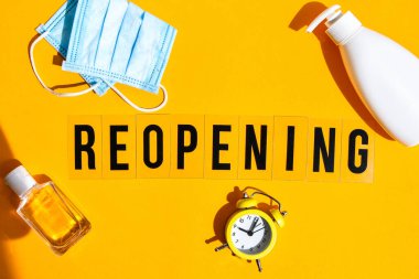 Işık kutusunda metni yeniden açan kelimeler. Yeni bir hayat, yeni bir iş, yeni anlaşmalar. Çalar saat. Yeni normal. Sarı arkaplan