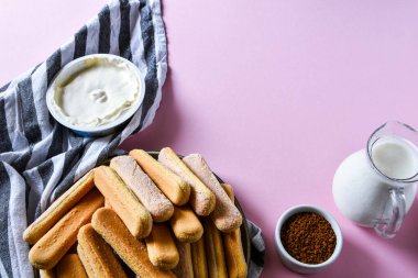 İtalyan tatlısını kakao, kahve ve mascarpone peyniri ile pişirmek Tiramisu ve gerekli tüm gıda malzemeleri ve çatallar. Adım adım. Metin için alanı kopyala, Tarif