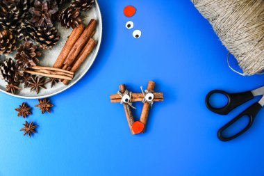 Noel süsü yapmanın en güzel manzarası. Tarçın çubuklarından geyik. Çocuk sanat projesi, çocuklar için bir zanaat. Diy konsepti. Adım adım 4. Doğal Noel süslemeleri