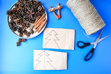 Kartondan küçük bir Noel ağacı yapmanın en güzel manzarası. Çocuk sanat projesi, çocuklar için bir zanaat. Diy konsepti. Adım adım ikinci adım. Doğal Noel süslemeleri. Sıfır atık Noel