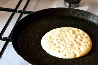 Tavada krep yanığı, mutfakta ev yapımı krep, vejetaryen krep.