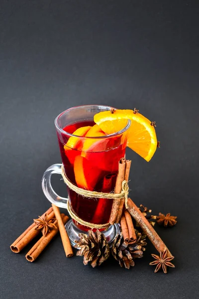 Vino Caliente Navidad Con Especias Naranja Sobre Fondo Negro Oscuro — Foto de Stock