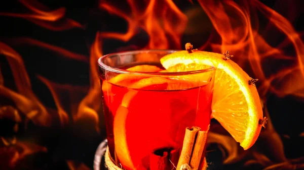 Hot Mulled Wine Glass Next Burning Fireplace Hot Christmas Beverage — Stock Photo, Image