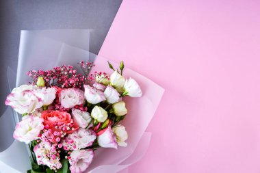 Çift renkli arka planda farklı çiçeklerden oluşan güzel bir buket Üst Manzara Düz Tatil Kartı 8 Mart, Sevgililer Günü, Anneler Günü konsepti. Uzayı metin için kopyala. Tatil tebrik kartı. kapak