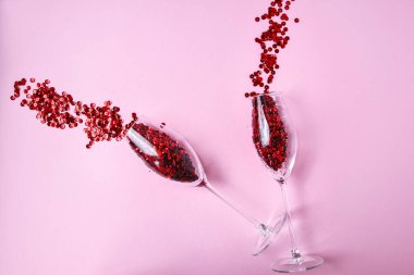 boş pembe şenlik arka planında izole edilmiş iki şampanya kadehi, fotokopi alanı, sevgililer günü, Noel ve yeni yıl ya da bayram şenlik kartı