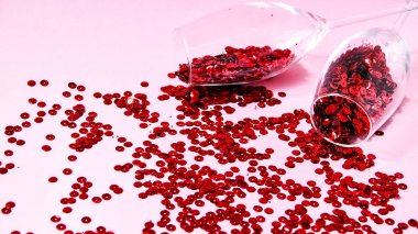 Pankarttaki iki şampanya kadehi boş bir pembe şenlik arka planında, fotokopi alanı, sevgililer günü, Noel ve Yeni Yıl ya da bayram şenlik kartı