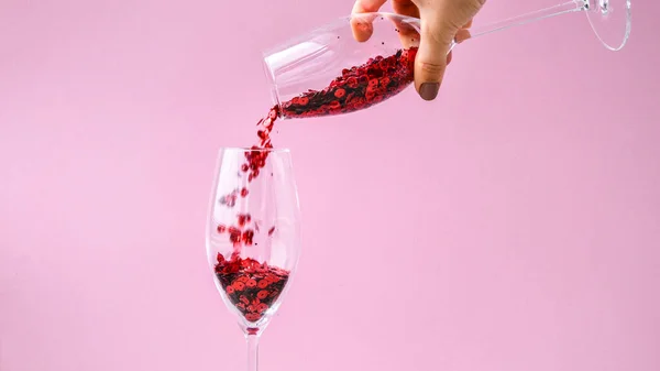 横幅红包在粉红背景的香槟酒杯中 复制文字空间 创意节日贺卡 情人节 — 图库照片