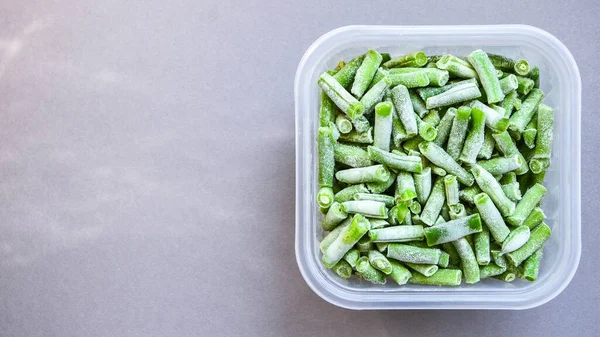 Gefrorene Grüne Bohnen Einem Plastikbehälter Zur Langfristigen Lagerung Tiefkühlen Von — Stockfoto