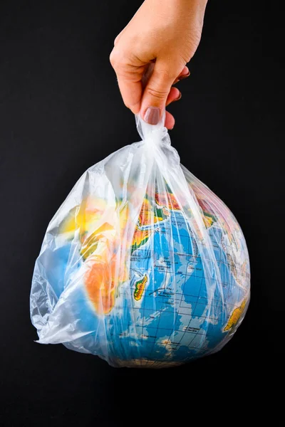 Míč Formě Koule Plastovém Sáčku Koncepce Umělohmotného Znečištění Země Světový — Stock fotografie