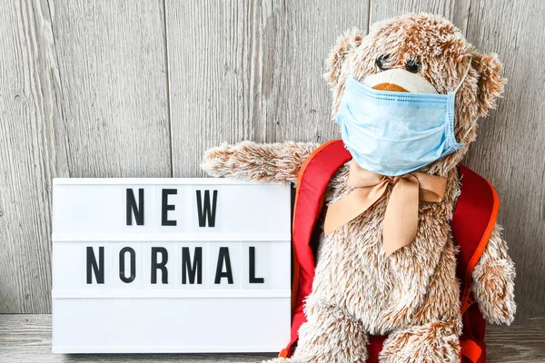 Coronavirus Covid Muñeca Oso Peluche Con Mochila Con Máscara Caja — Foto de Stock