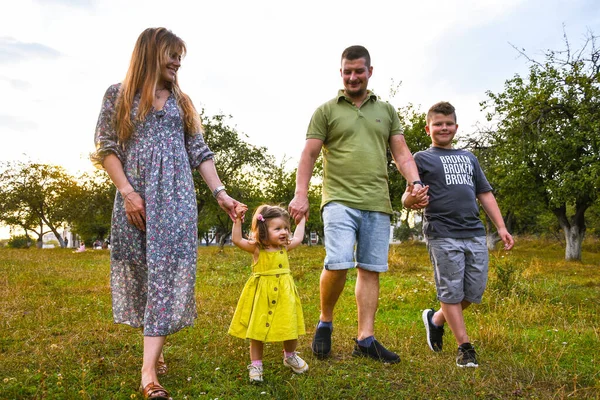 Mutlu aile parkta eğleniyor. Mutlu Aile 'nin şirin portresi. Anaokulu çocuğu ve küçük kızı olan ebeveynler. Önce yaşam tarzı aile aşkı.. — Stok fotoğraf