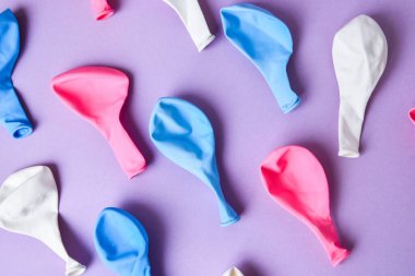 Renkli balonlar arka plan, şenlikli balonlar, şişmiş bir sürü kauçuk mavi ve beyaz balonlar.