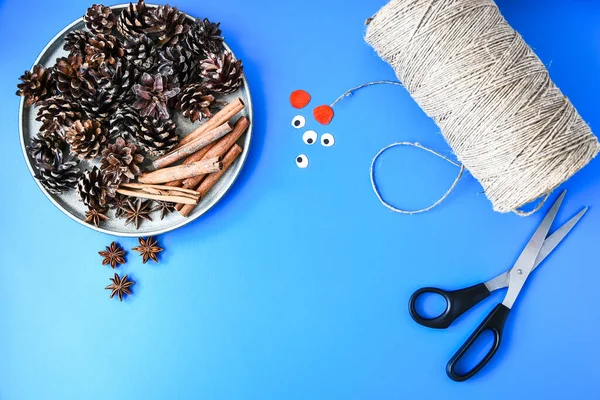 Noel süsü yapmanın en güzel manzarası. Tarçın çubuklarından geyik. Çocuk sanat projesi, çocuklar için bir zanaat. Diy konsepti. Adım adım, adım adım. Doğal Noel süslemeleri