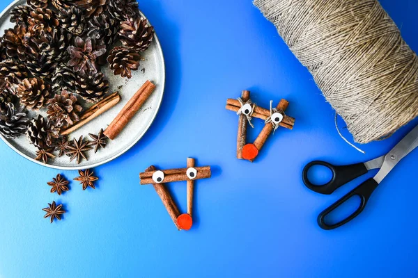 Noel süsü yapmanın en güzel manzarası. Tarçın çubuklarından geyik. Çocuk sanat projesi, çocuklar için bir zanaat. Diy konsepti. Adım adım 4. Doğal Noel süslemeleri