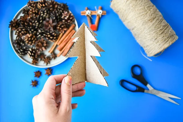 Bovenaanzicht Van Het Maken Van Kleine Kerstboom Van Karton Kinderkunstproject — Stockfoto