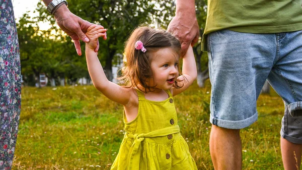 Schattig Klein Meisje Neemt Handen Met Haar Vader Lopen Met — Stockfoto