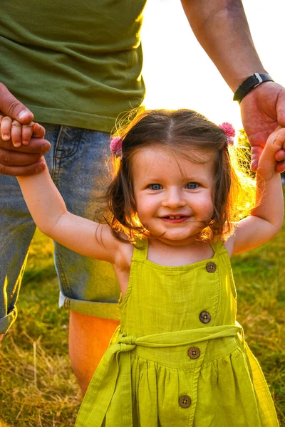 Schattig Klein Meisje Neemt Handen Met Haar Vader Lopen Met — Stockfoto