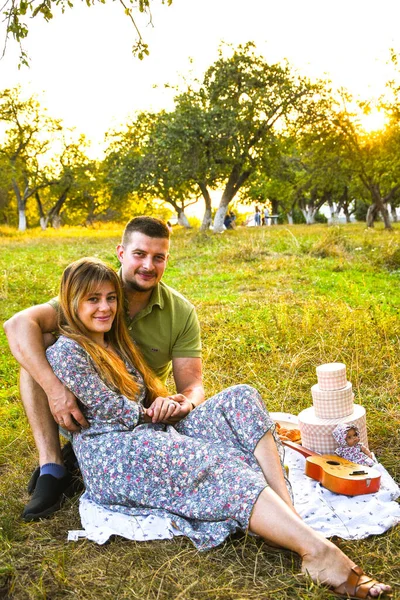 Felice Giovane Coppia Rilassante Facendo Picnic Nel Parco Tranquillo Dolce — Foto Stock