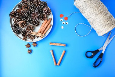 Noel süsü yapmanın en güzel manzarası. Tarçın çubuklarından geyik. Çocuk sanat projesi, çocuklar için bir zanaat. Diy konsepti. Adım adım ikinci adım. Doğal Noel süslemeleri