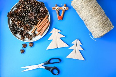 Kartondan küçük bir Noel ağacı yapmanın en güzel manzarası. Çocuk sanat projesi, çocuklar için bir zanaat. Diy konsepti. Adım adım 4. Doğal Noel süslemeleri. Sıfır atık Noel