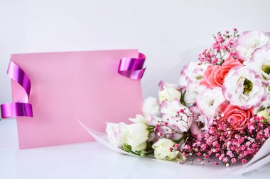 Zarif buketli kart modeli. Çiçek arkaplanı. Top view Flat Lay Holiday kartı 8 Mart, Sevgililer Günün kutlu olsun, Anneler Günü konsepti. Uzayı metin için kopyala. Tatil tebrik kartı.