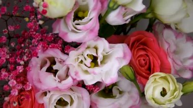 Değişik çiçekleri olan güzel büyük bir buket. Güzel açık çiçekleri kapatın. Doğa arkaplanı.