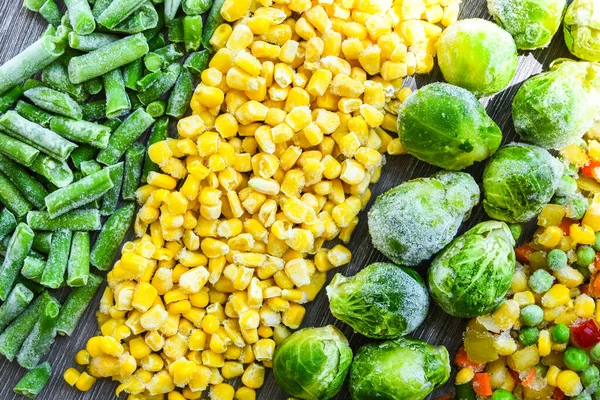 不同的冷冻蔬菜为背景 顶视图 储存蔬菜供冬季储存 冷冻蔬菜的配售 健康食品 烹调配料 — 图库照片