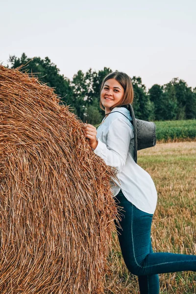 Žena Kovbojském Klobouku Slaměného Balíku Léto Krása Móda Půvab Životní — Stock fotografie