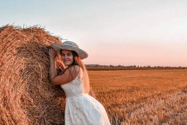 Portrét Mladé Šťastně Usmívající Ženy Kupce Sena Při Západu Slunce — Stock fotografie