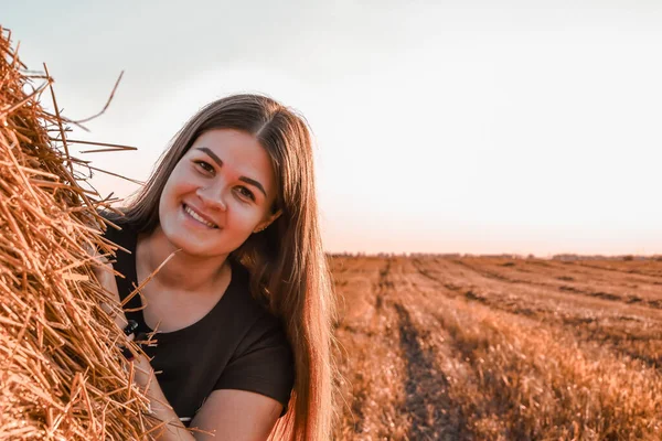 Portrét Mladé Šťastně Usmívající Ženy Kupce Sena Při Západu Slunce — Stock fotografie