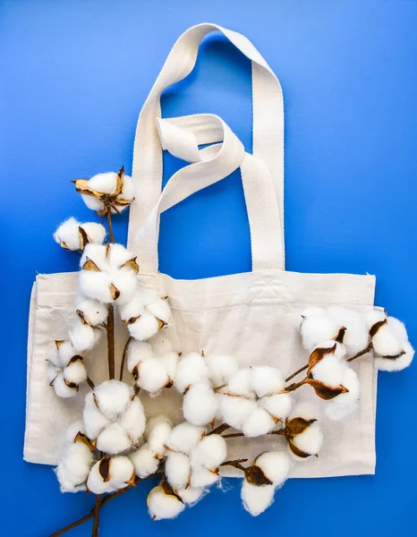 Elegantes Bolsas Ecológicas Flores Algodón Sobre Fondo Azul Concepto Cero — Foto de Stock