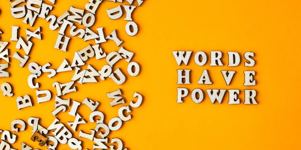 Alıntı kelimelerin parlak sarı arkaplandaki ahşap harflerden yapılmış bir gücü vardır. Motive edici Kelimeler Alıntılar Kavramı