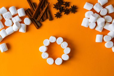 Çocuklar için marşmelov şekerlemesi. Komik kardan adam. Üst Manzara. Adım adım. Noel süslemeleri