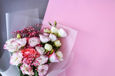 Çift renkli arka planda farklı çiçeklerden oluşan güzel bir buket Üst Manzara Düz Tatil Kartı 8 Mart, Sevgililer Günü, Anneler Günü konsepti. Uzayı metin için kopyala. Tatil tebrik kartı. kapak